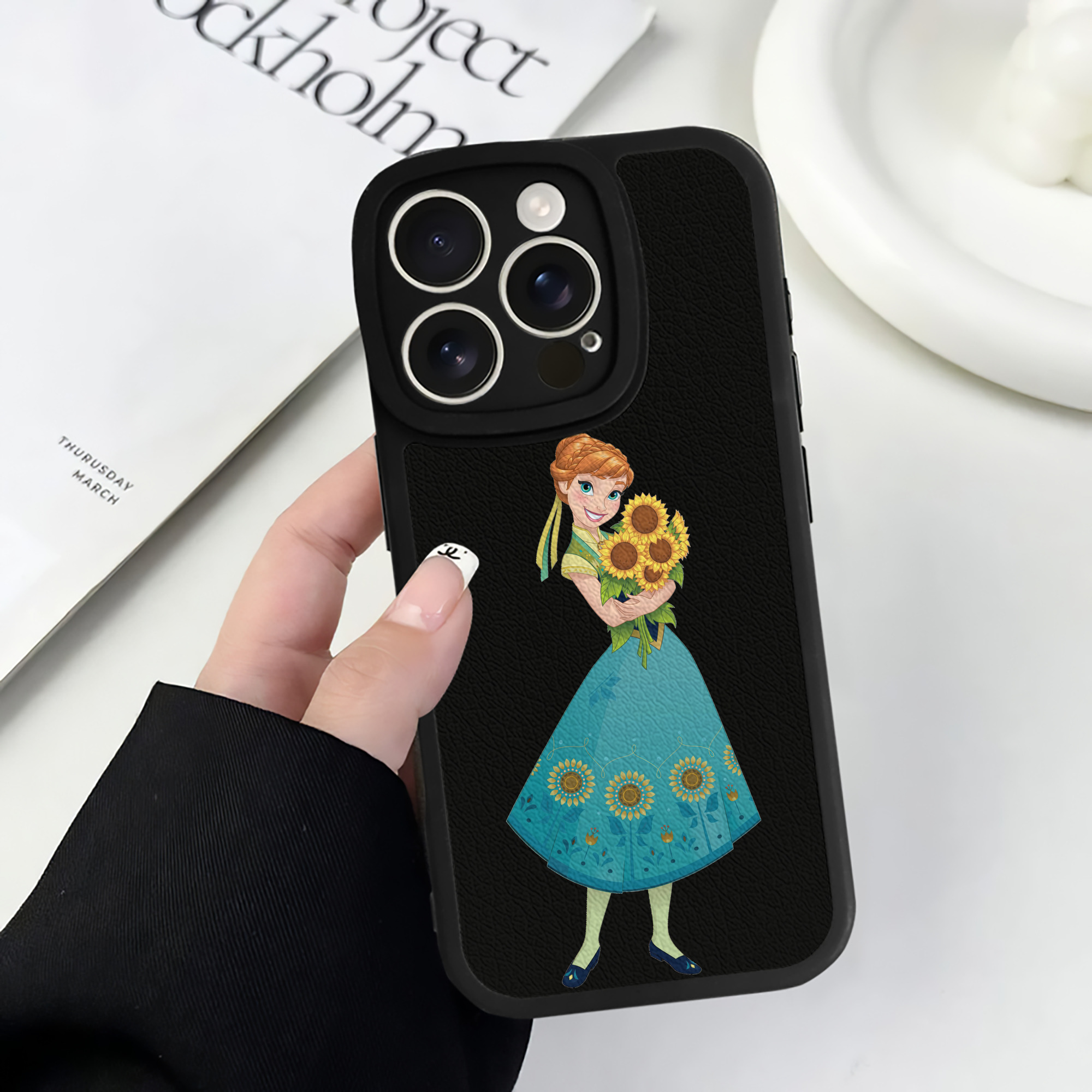 （画像用） アナと雪の女王 アンナ エルサ Frozen Anna Elsa 【iPhone 16シリーズ対応】シリコンスマホケース（レザー調） 材質：シリコン